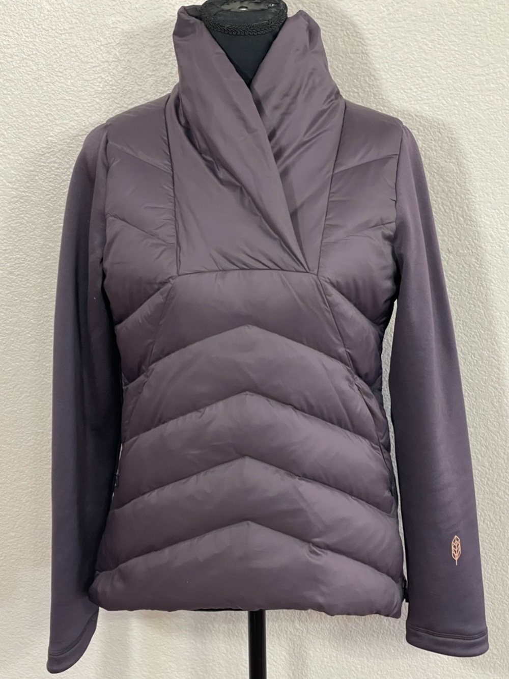 Indygena Women's Quilted Duck Down Pullover Jacket - Deep Plum